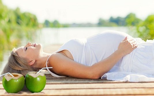Khi nào bà bầu nên uống nước dừa?