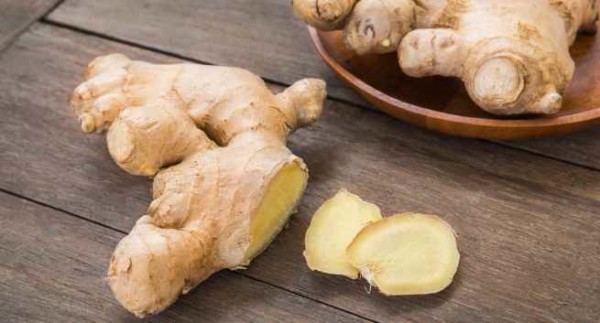 Nhai gừng tươi hoặc uống trà gừng 1