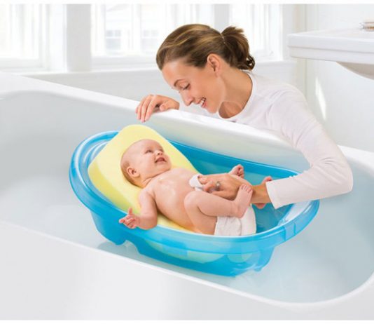 Cách tắm cho trẻ sơ sinh mẹ nên biết từ sớm