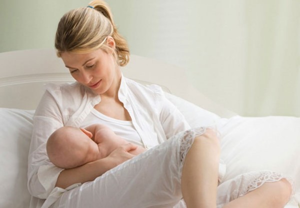 Mách mẹ cách cho trẻ sơ sinh bú đúng cách nhất 1