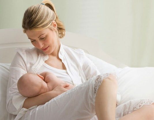 Mách mẹ cách cho trẻ sơ sinh bú đúng cách nhất