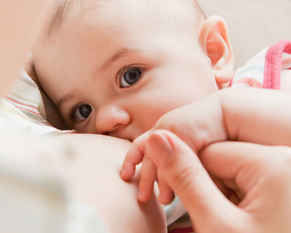 Làm sao biết bé bú đủ sữa mẹ 1