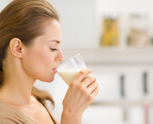 Mẹ cho con bú nên uống sữa gì và uống như thế nào?