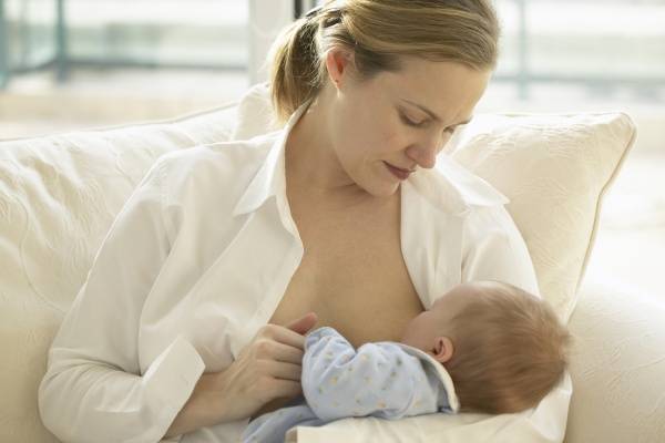 Sự thay đổi về thể chất và cảm xúc của bà mẹ sau sinh 1 tuần 1